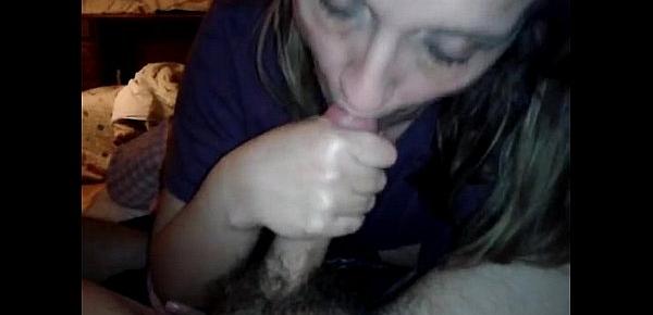  Mi novia chupando mi polla, le encanta mi leche